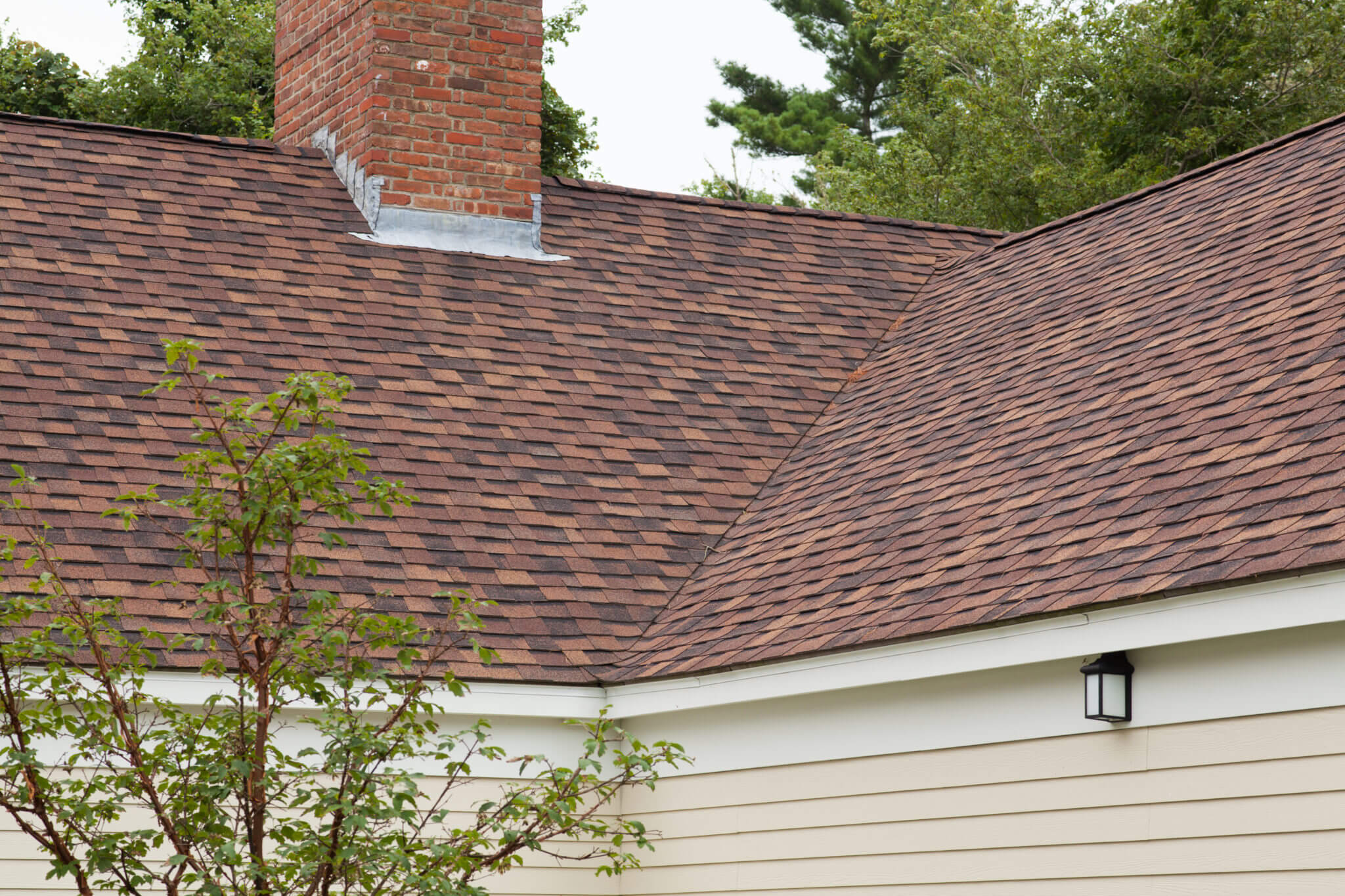 CertainTeed Max Def Shingled Roof on Tan Home in Massachusetts