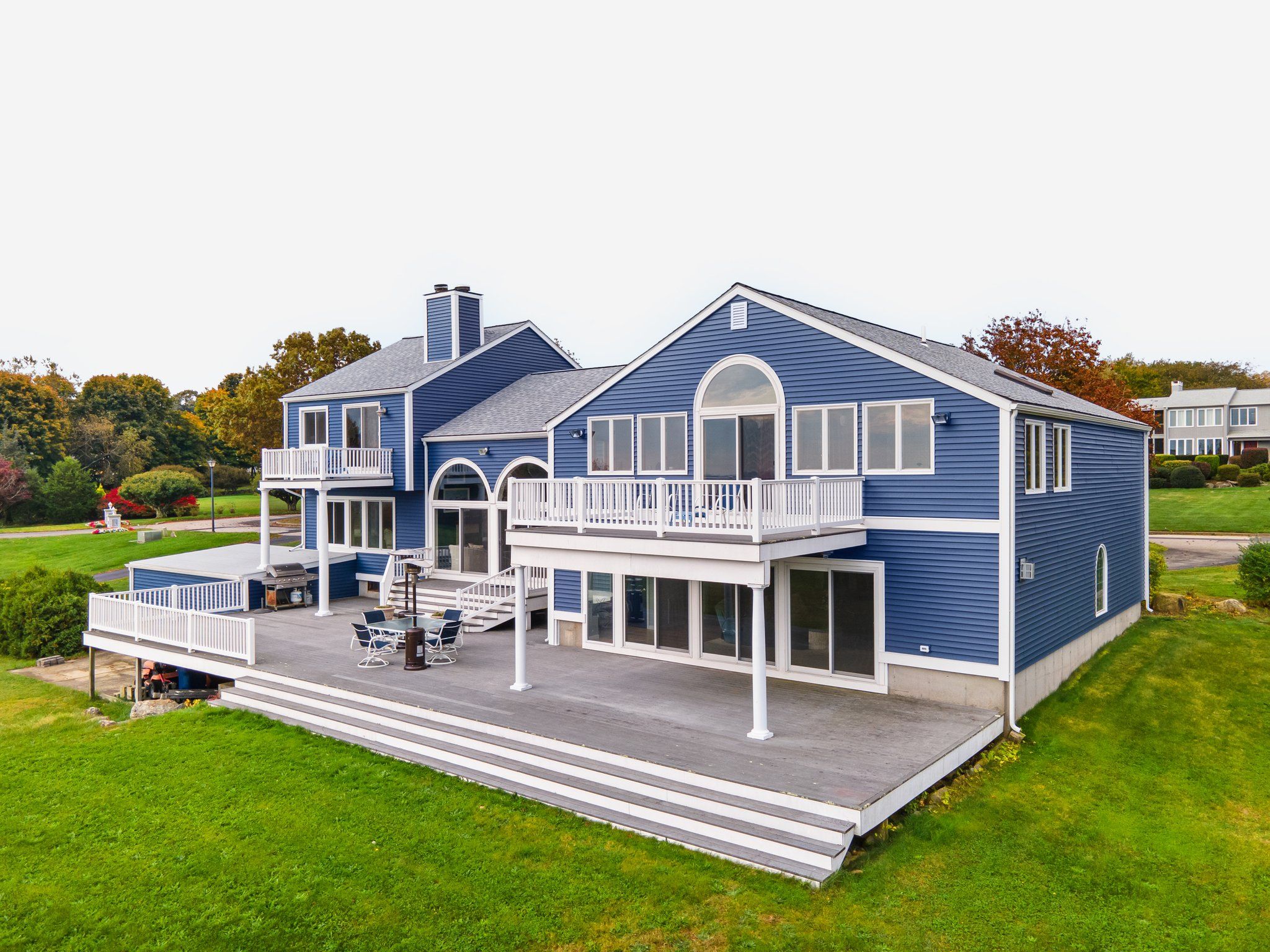Roofing: Owens Corning Duration Antique Silver Siding: CertainTeed Monogram 4" Midnight Blue Trim: Aluminum Flat White